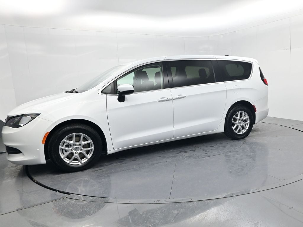 2022 Chrysler Voyager LX