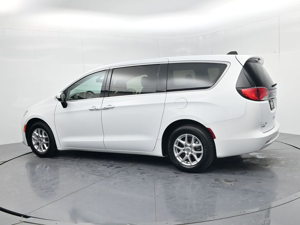 2022 Chrysler Voyager LX