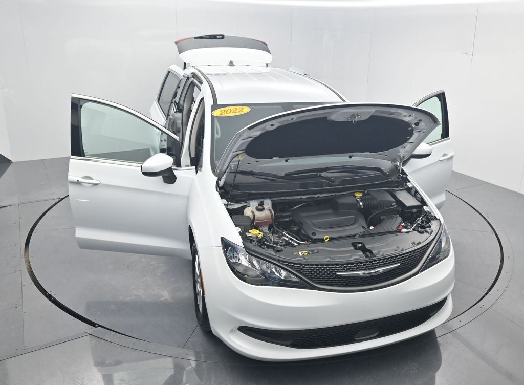 2022 Chrysler Voyager LX