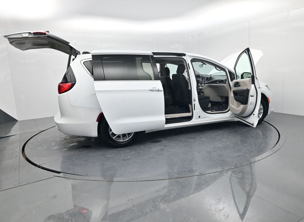 2022 Chrysler Voyager LX