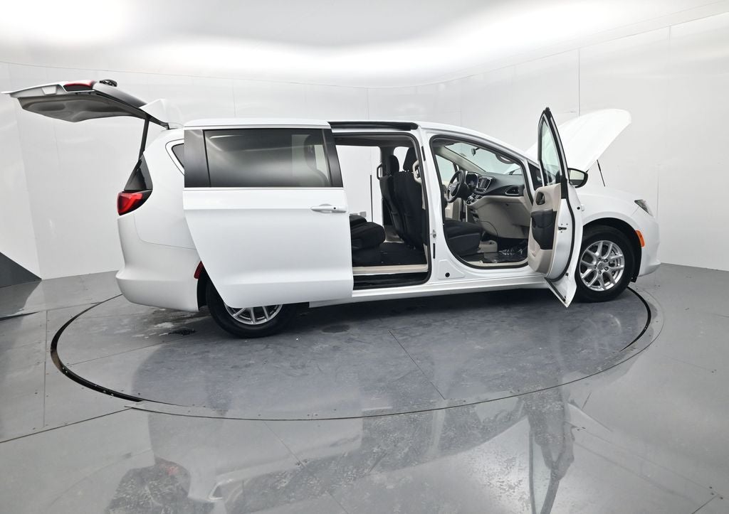 2022 Chrysler Voyager LX