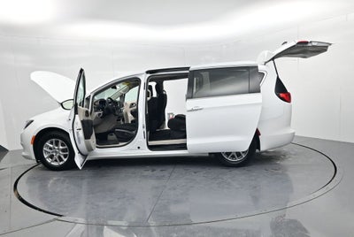 2022 Chrysler Voyager LX