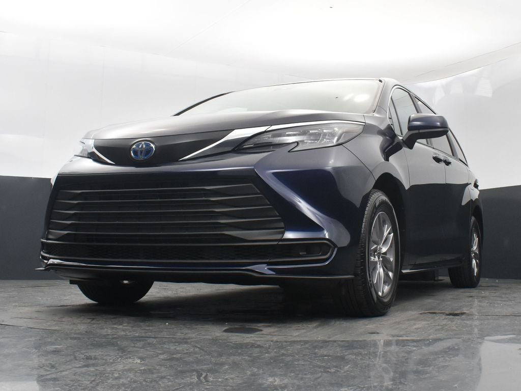 2025 Toyota Sienna LE 8 Passenger