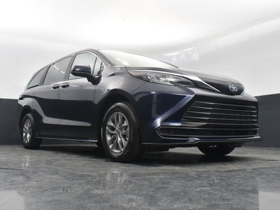 2025 Toyota Sienna LE 8 Passenger