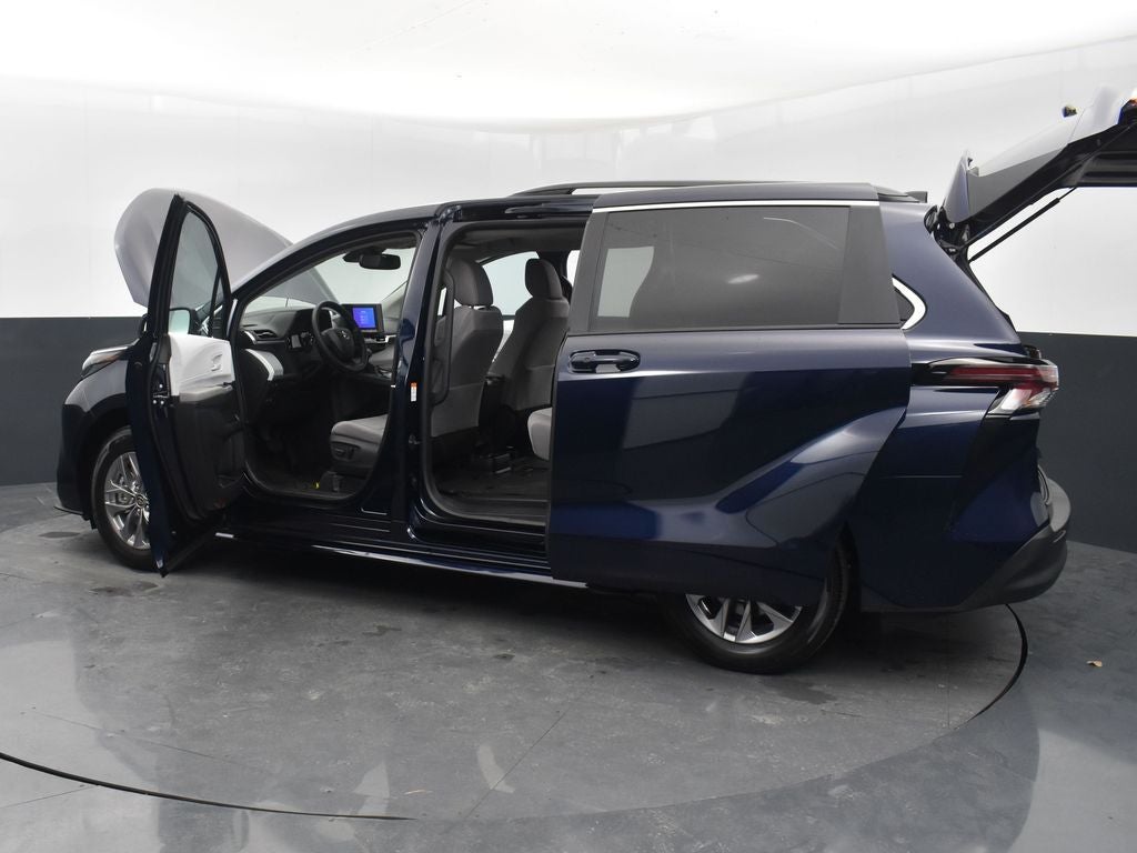 2025 Toyota Sienna LE 8 Passenger