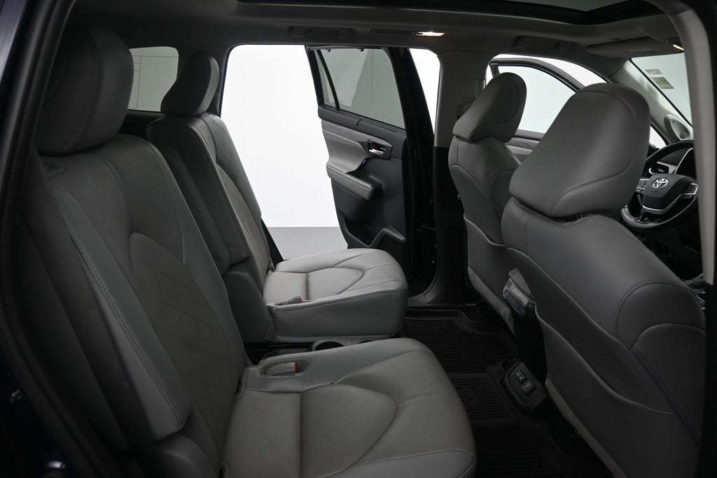 2022 Toyota Highlander Hybrid Platinum