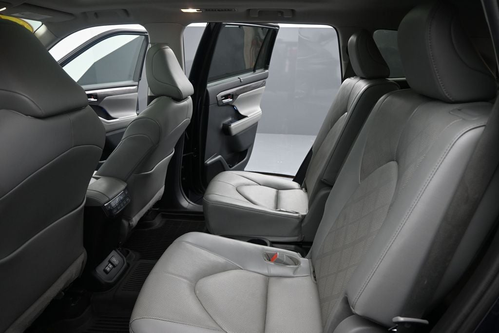2022 Toyota Highlander Hybrid Platinum
