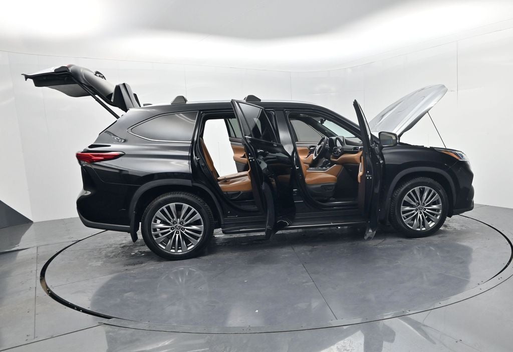 2022 Toyota Highlander Hybrid Platinum
