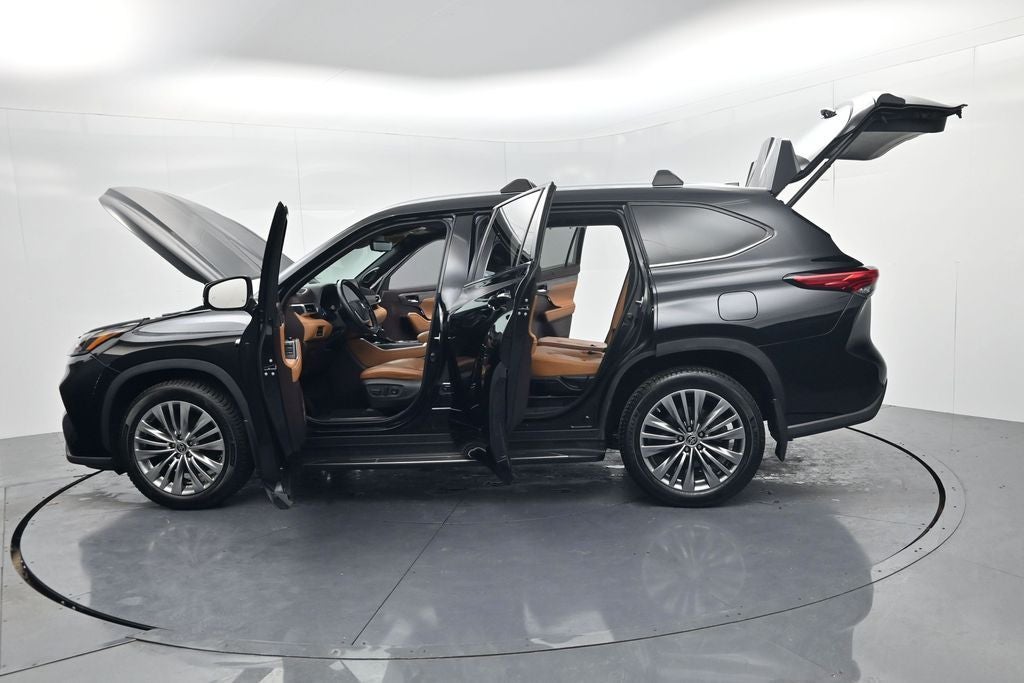 2022 Toyota Highlander Hybrid Platinum