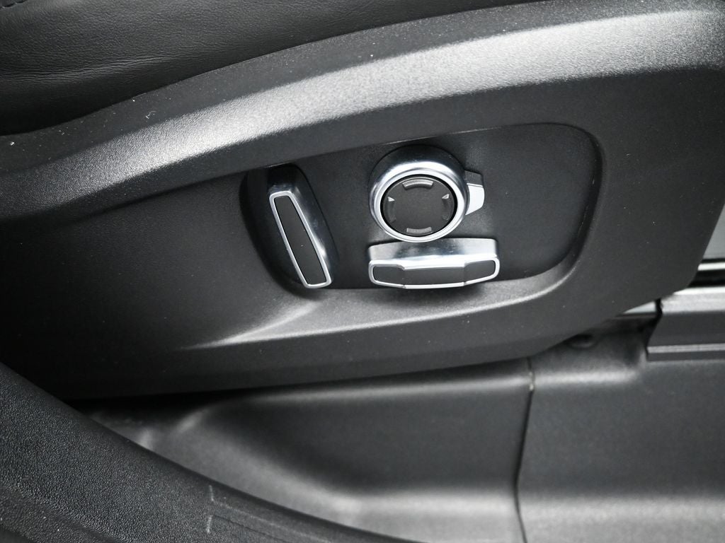 2023 Land Rover Defender 130 X-Dynamic SE