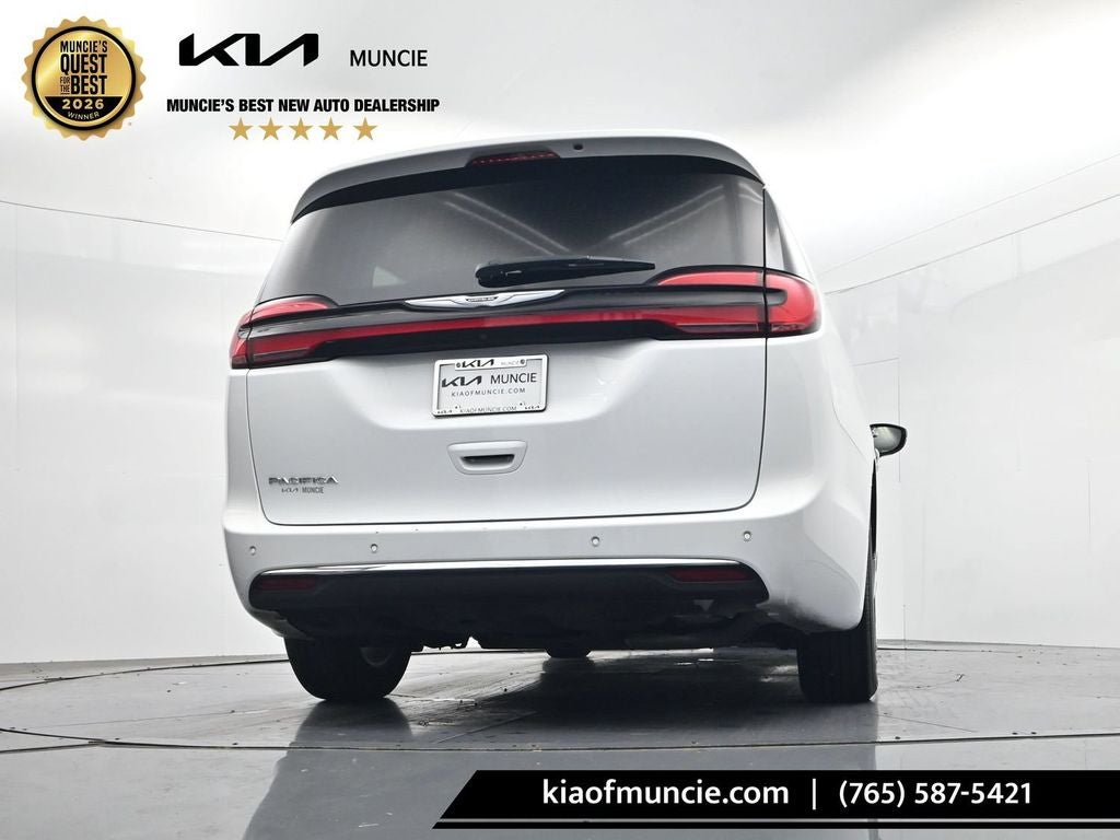 2025 Chrysler Pacifica Select