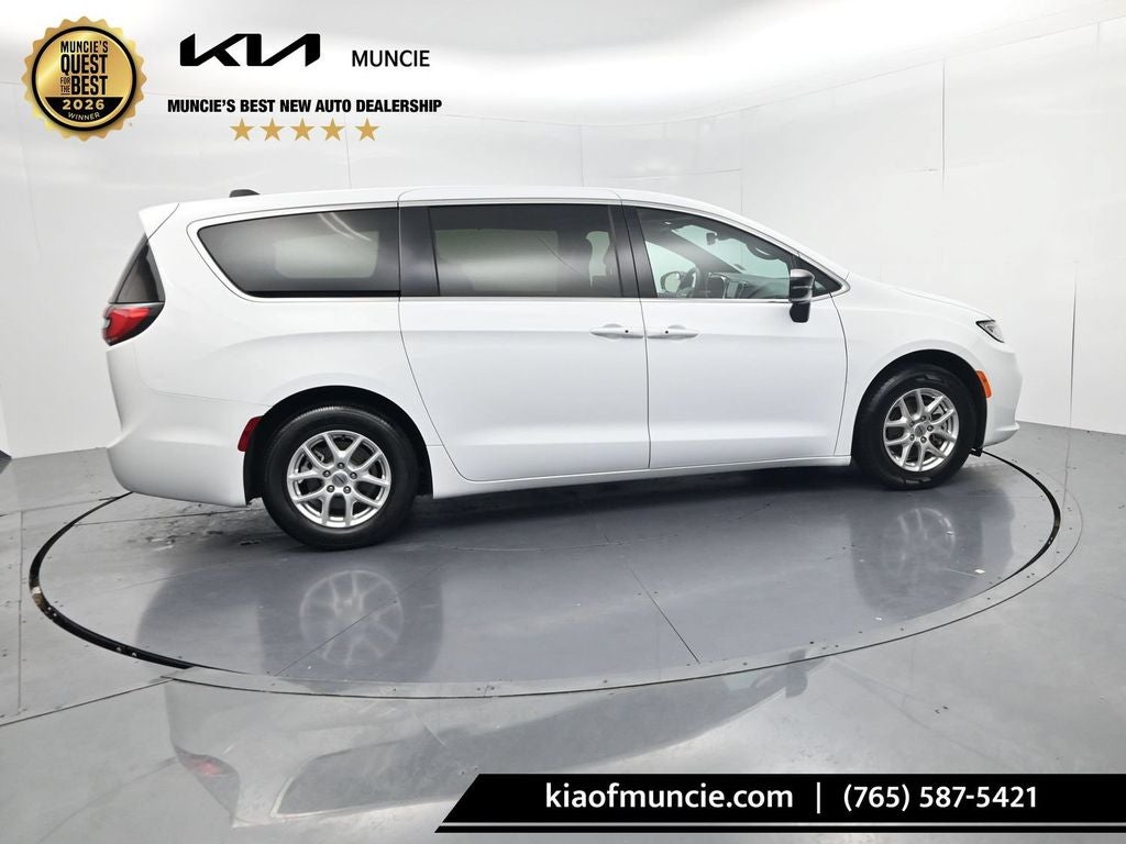 2025 Chrysler Pacifica Select
