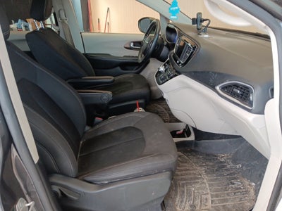 2020 Chrysler Voyager LX