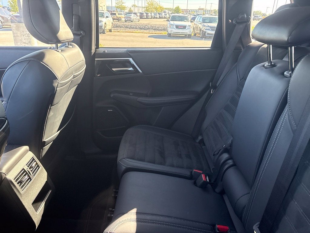 2025 Mitsubishi Outlander SE